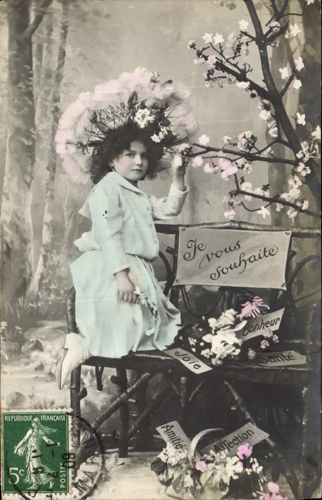 Menina com vestido claro e chapéu florido — fundo de floresta e cerejeiras em flor — editor não identificado - Frente