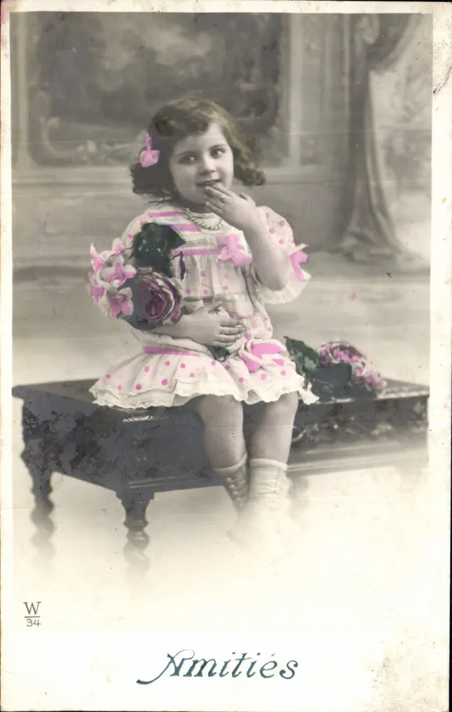 Petite fille en robe à pois — assise sur un banc orné de roses — éditeur Amitiés, série W 34 - Front