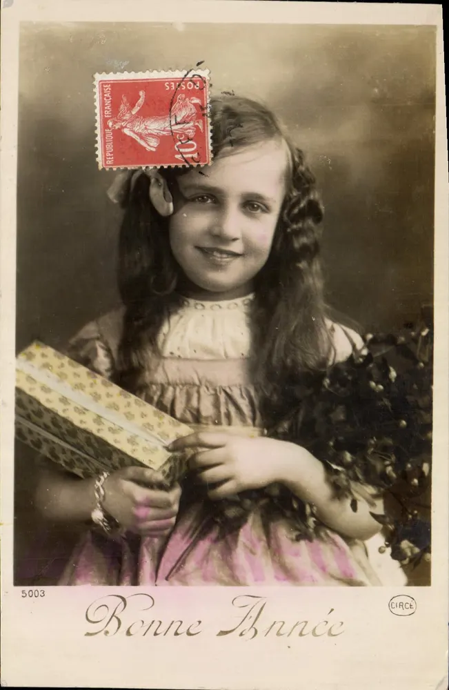 Menina segurando um presente — Boa Ano — CIRCE, n°5003 - Frente