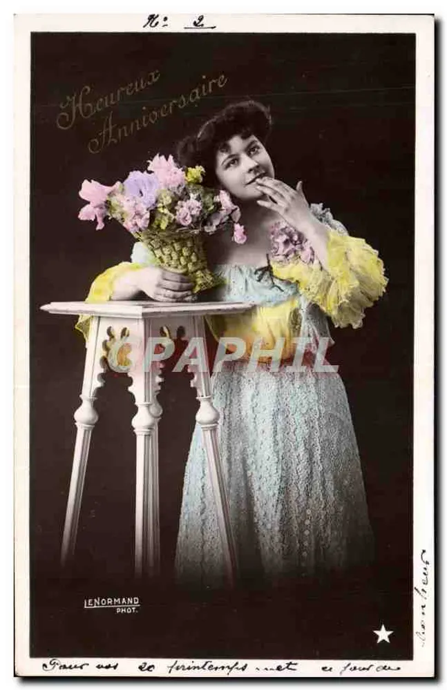 Frau in Seidenkleid mit Blumenstrauß — 'Glückliches Geburtstag' — IENORMAND PHOT. London, Nr. 2 - Vorderseite