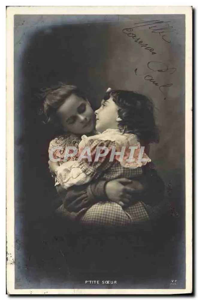 Deux jeunes filles en étreinte — P'TITE SŒUR — éditeur V.P. n° 444 - Recto