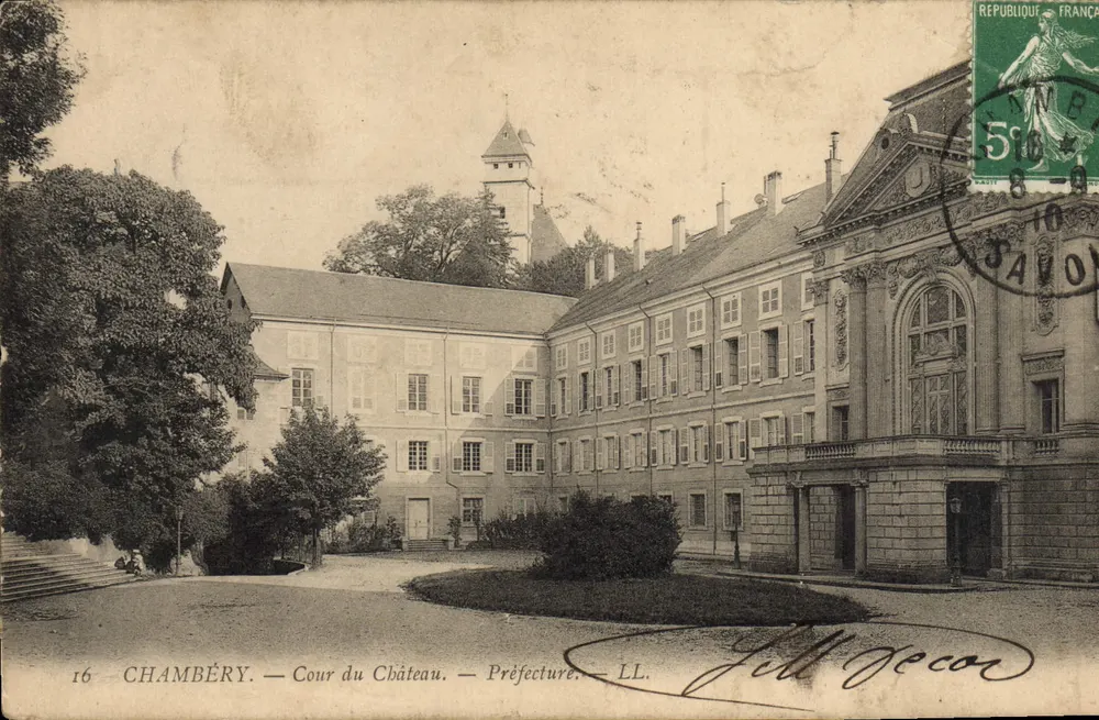 Chambéry — Cour du Château — Préfecture — LL. Éditeur : LL. - Frente