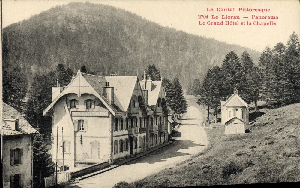 Das pittoreske Cantal — Das Grand Hôtel und die Kapelle — Verlag P. und A. Maltroux - Aurillac - Vorderseite