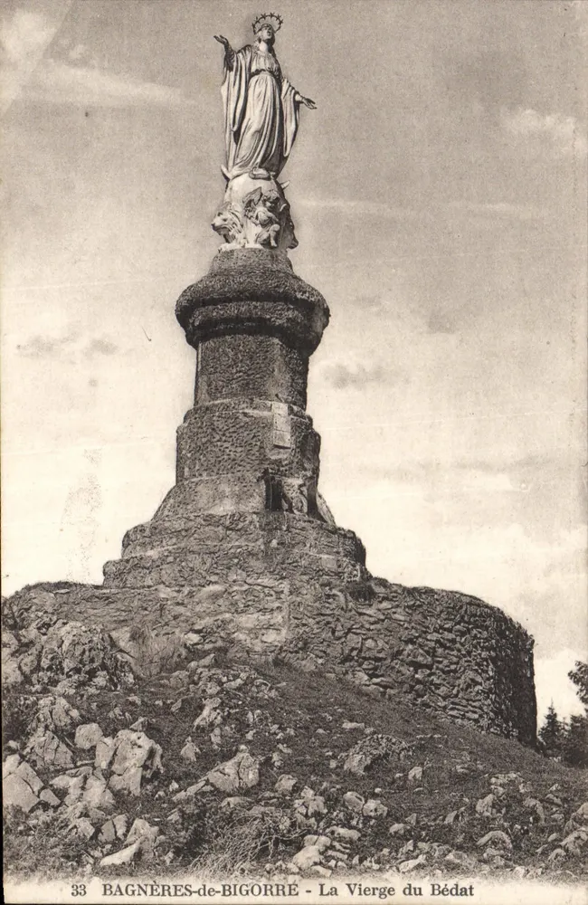 Bagnères-de-Bigorre - Die Jungfrau von Bédat — Statue auf rockigem Sockel - Vorderseite