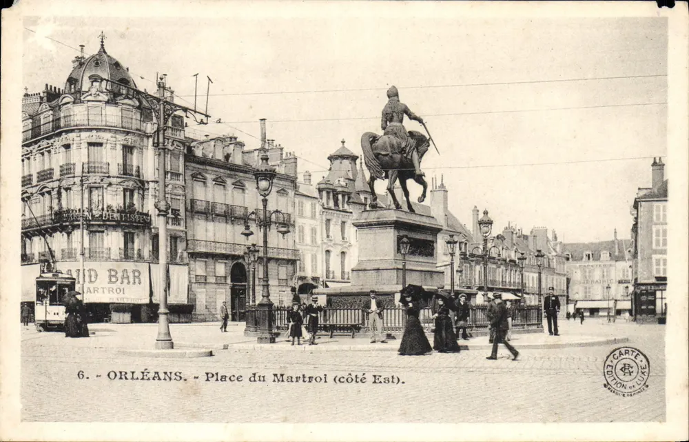 Orléans - Praça do Martroi (lado Leste) — estátua equestre, trêmio, edifícios Art Nouveau — Edição de Luxo - Frente