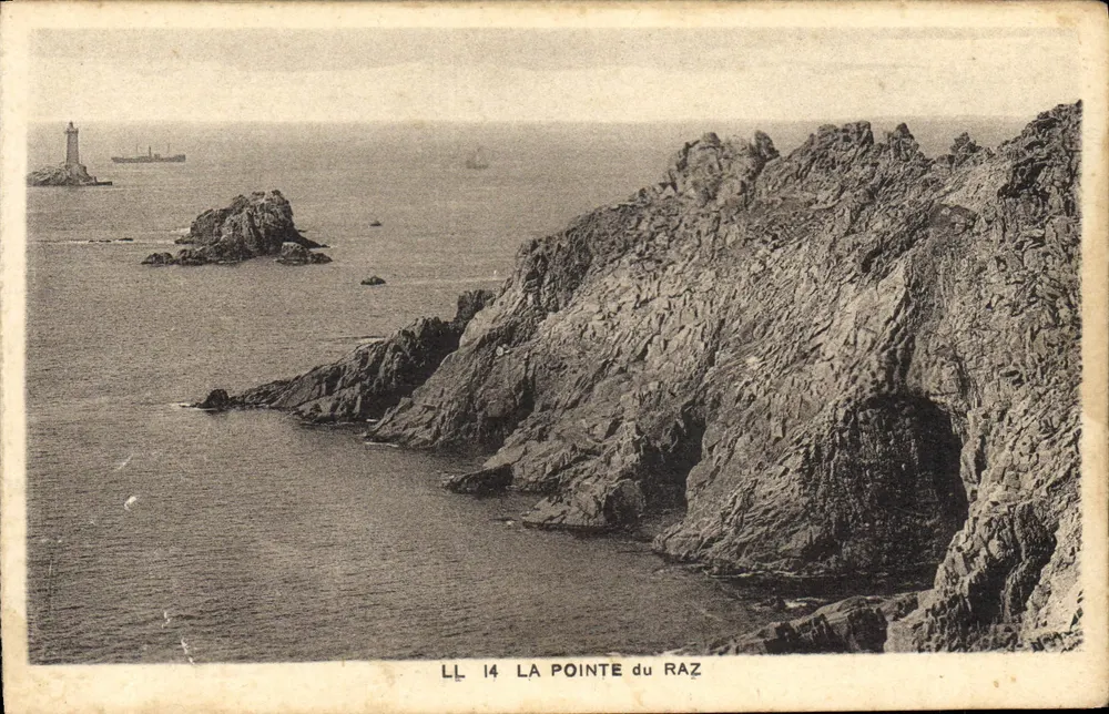 La Pointe du Raz — vue des falaises et du phare — éditeur LL 14 - Awers