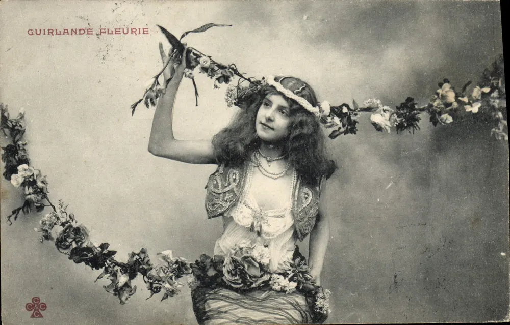 Jeune femme en guirlande fleurie — éditeur Guirlande Fleurie, n° de série non visible - Recto
