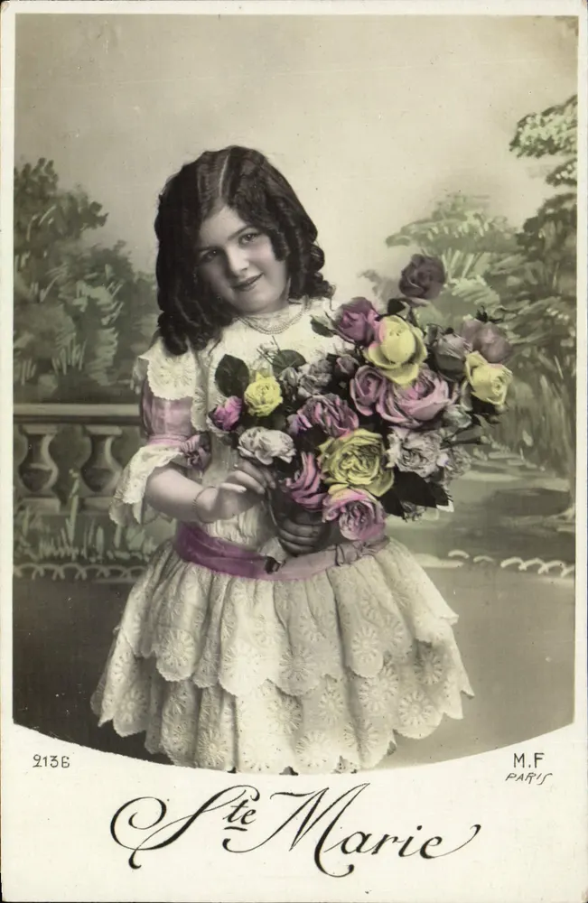 Menina segurando um buquê de rosas — M.F. PARIS — n° 2136 - Frente