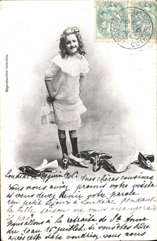 Bambina con gonna a balze — davanti a scarpe — Guingamp, Côte-d'Or - Recto