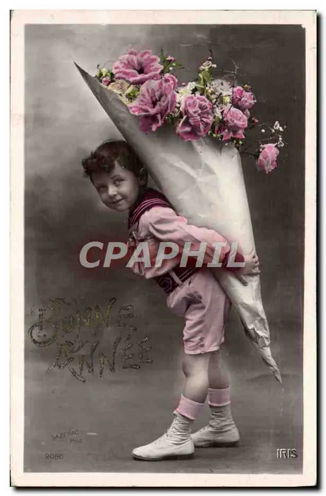 Criança carregando um grande buquê de rosas — Sazerac Phot. n°2086 — Paris - Frente