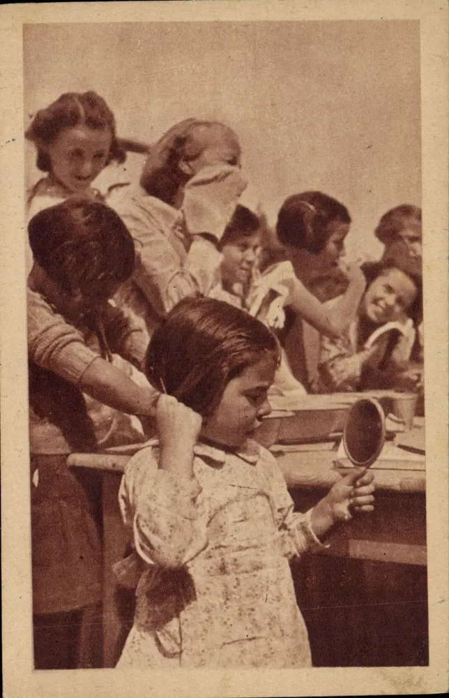 Kinder in der Klasse — Frisur — Entraide Française - Vorderseite