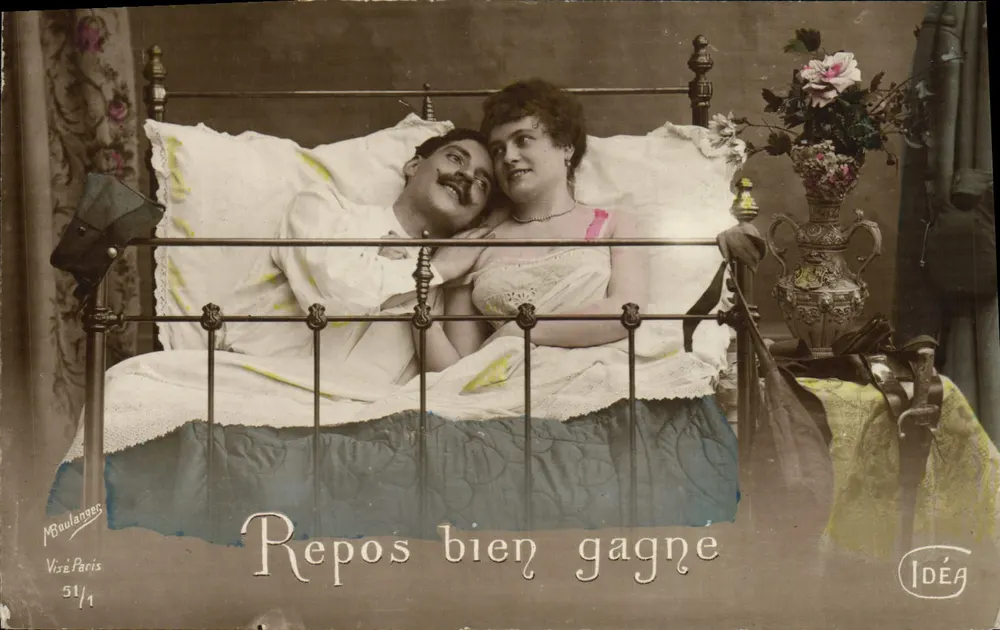 Gut verdienter Ruhe — Paar im Bett — M. Baulanger, Paris, Nr. 51/1, Verlag IDÉA - Vorderseite