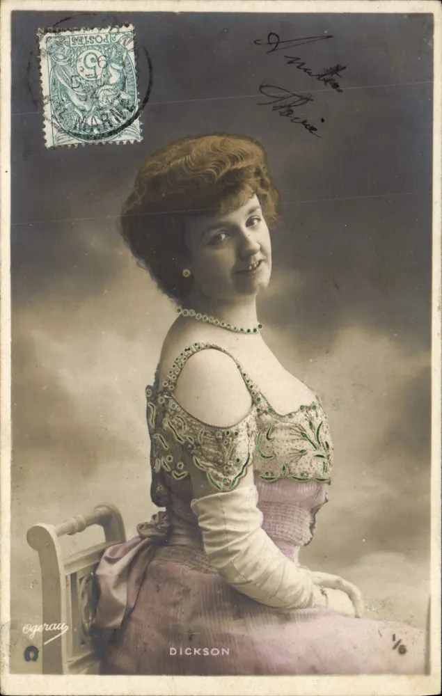 Junge Frau in einem rosa Kleid — Studiofoto — Verlag Dickson - Vorderseite