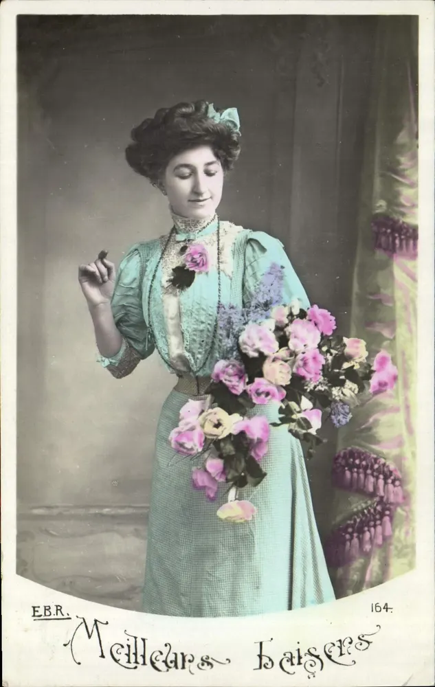Frau in einem hellblauen Kleid mit einem Blumenstrauß — E.B.R. Beste Wünsche 164 - Vorderseite
