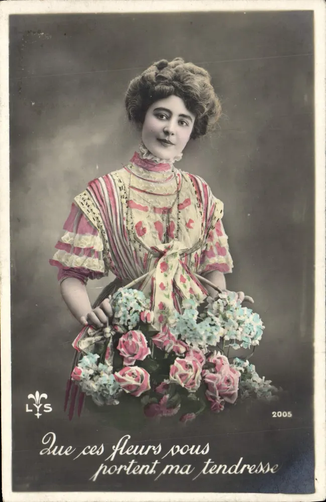 Junge Frau in Kleid mit Mustern, das einen Blumenstrauß hält — LYS, n° 2005 - Vorderseite