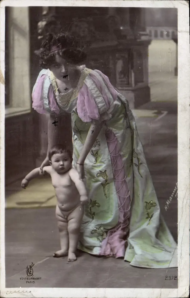 Frau in einem Kleid im Stil der Renaissance — Kind in der Mitte — Éditeurs d'Art, Paris, n° 2372 - Vorderseite