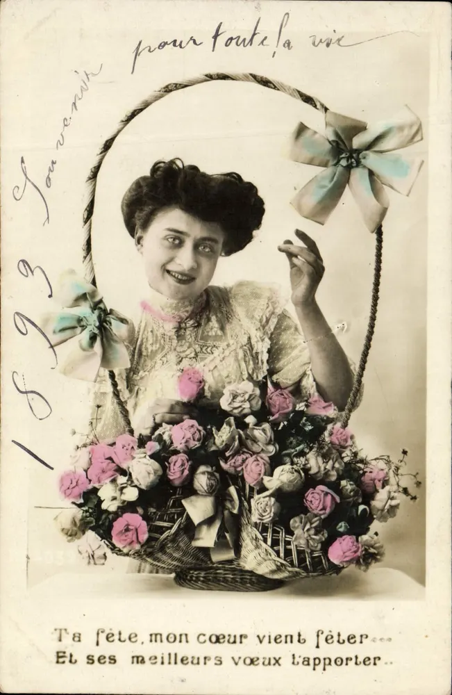 Femme souriante dans un panier de roses — éditeur non visible, n° de série non lisible - Vorderseite