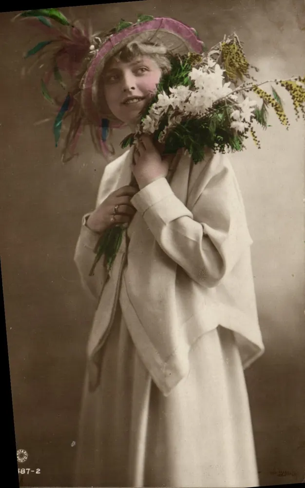 Giovane donna con cappello decorato — con mazzo di fiori — editore Rotary Photo, n° 187-2 - Recto