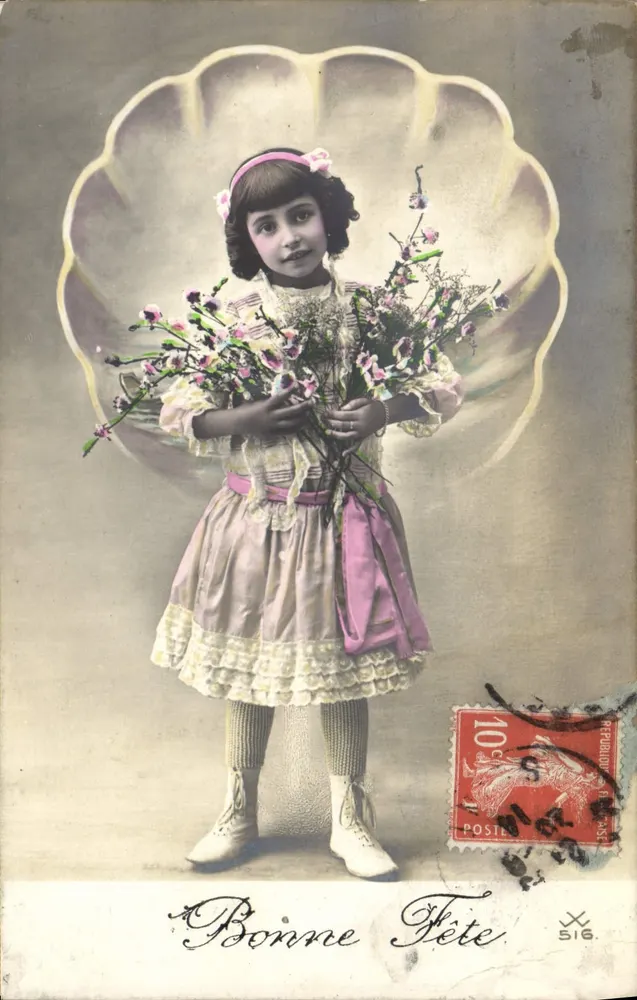 Menina vestindo um vestido rosa segurando um buquê — Feliz Aniversário — Reprodução X 516 - Frente
