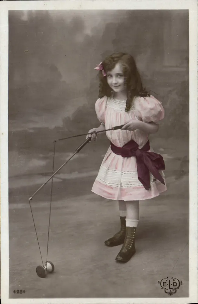 Mädchen, das mit einem Yo-Yo spielt — Studio ELD — n° 4284 - Vorderseite