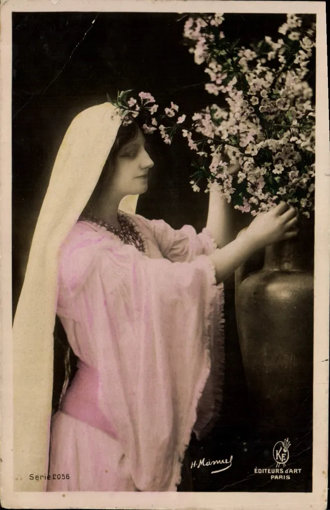 Frau in einem rosa Kleid und weißem Schleier — Kirschblüten — H. Mannel, Künstlerverlag, Paris, Serie 2056 - Vorderseite
