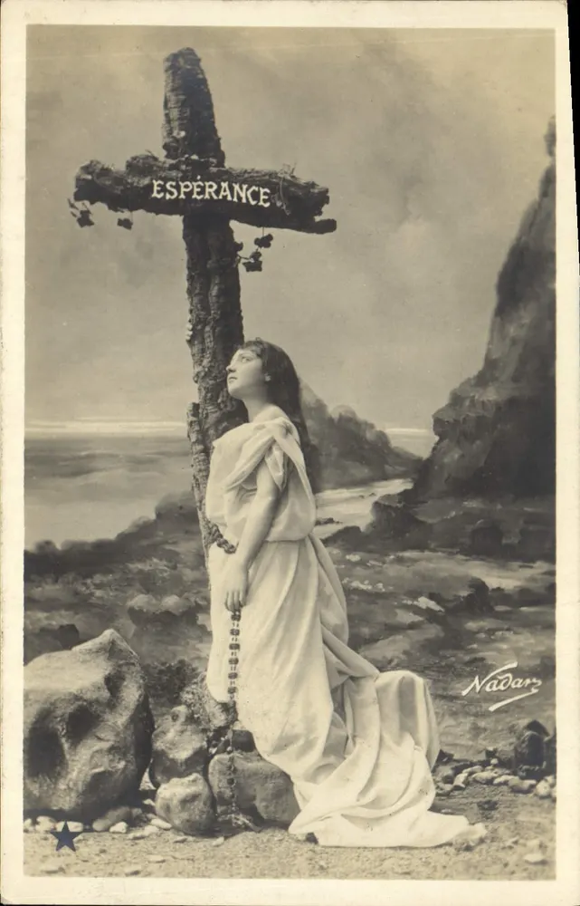 Hoffnung — Frau in weißem Kleid neben einer Holzkreuz — Nadar, Serie N. 717 - Vorderseite