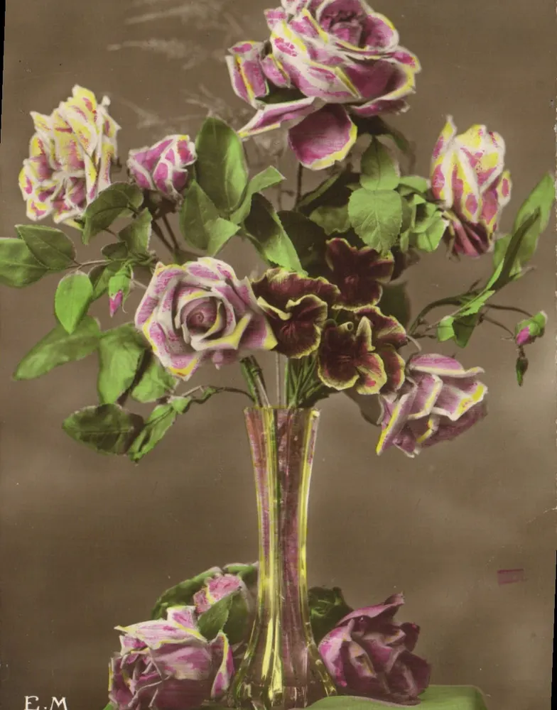 Bouquet van rozen en gekleurde bloemen — E.M. — Antieke ansichtkaart - Voorkant