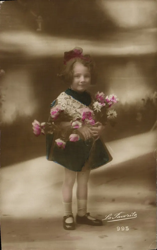 Menina segurando um buquê de flores — La Favorite, n° 995 - Frente