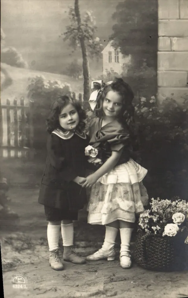 Zwei junge Mädchen — Fotostudio NRM — n° 4324/1 - Vorderseite