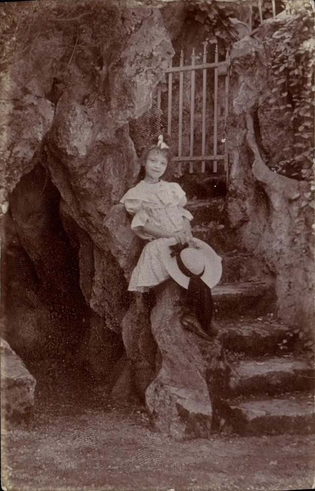 Menina sentada em uma pedra — jardim rochoso — Société Joucla, Paris - Frente