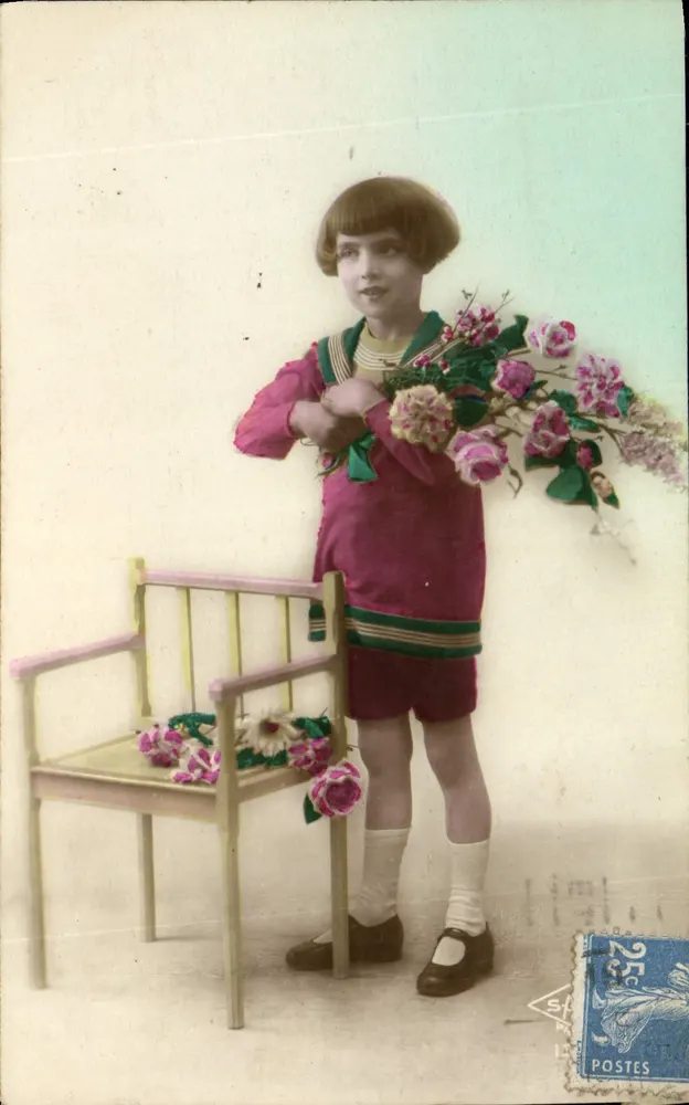 Menina segurando um buquê de flores — São Nicolau — Fabricado na França - Frente