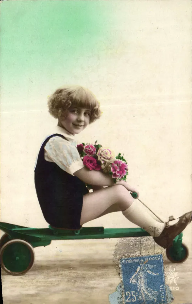 Menina sentada em brinquedo de rodas — buquê de rosas — editor BIO - Frente