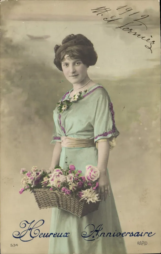 Junge Frau in einem hellblauen Kleid mit Blumenkorb — Frohes Geburtstag — RAPID, Nr. 534 - Vorderseite