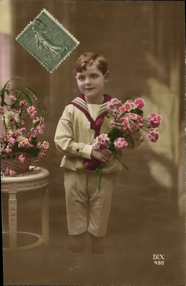 Niño en uniforme de marinero — sosteniendo un ramo de flores — DIX 490 - Anverso