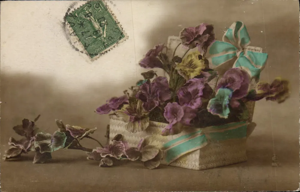 Arranjo de flores — em um cesto entrelaçado — editor não identificado - Frente