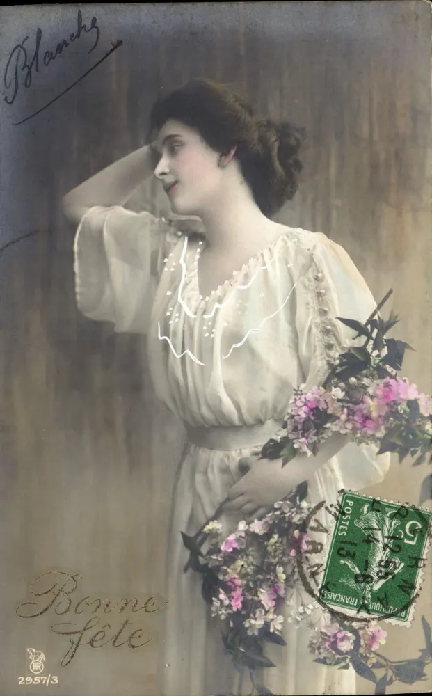 Frau in weißem Kleid mit Blumenstrauß — Frohe Geburtstagskarte — Blanche, Nr. 2957/3 - Vorderseite