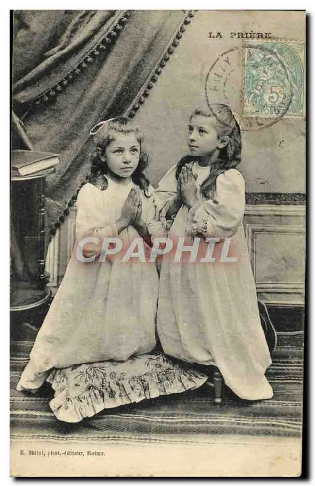 Zwei junge Mädchen in Gebet — E. Mulot, Fotograf-Verleger, Reims - Vorderseite