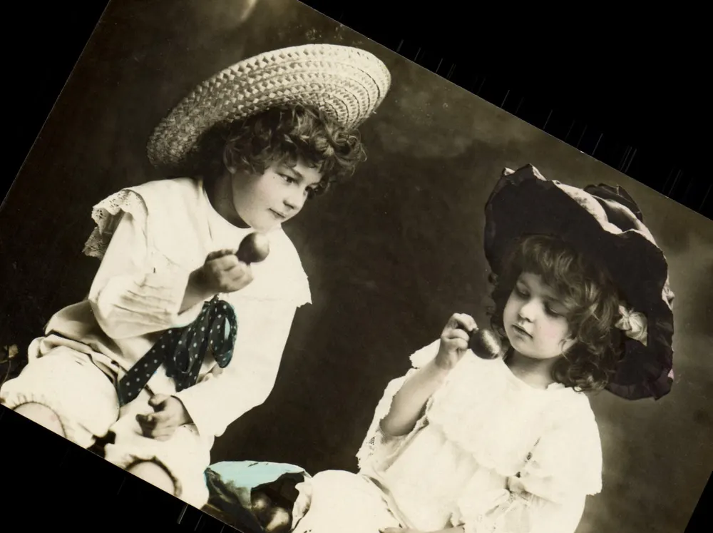 Duas jovens brincando com maracas — número de série não visível - Frente