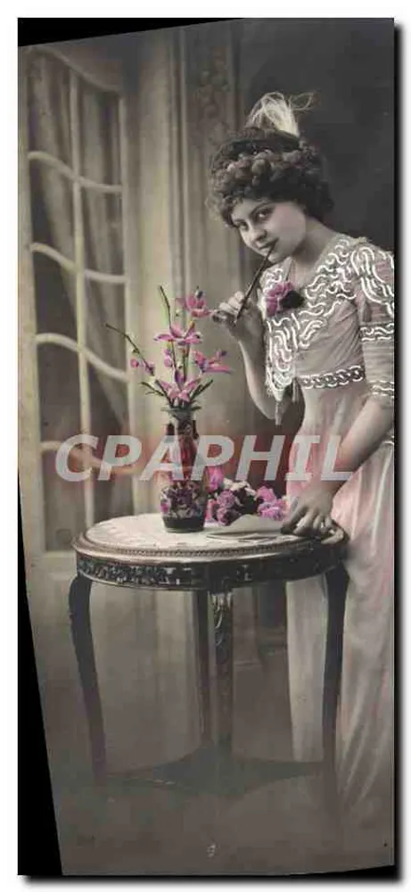 Junge Frau in gemustertem Kleid — Pose mit Orchideen — anonymer Verleger - Vorderseite
