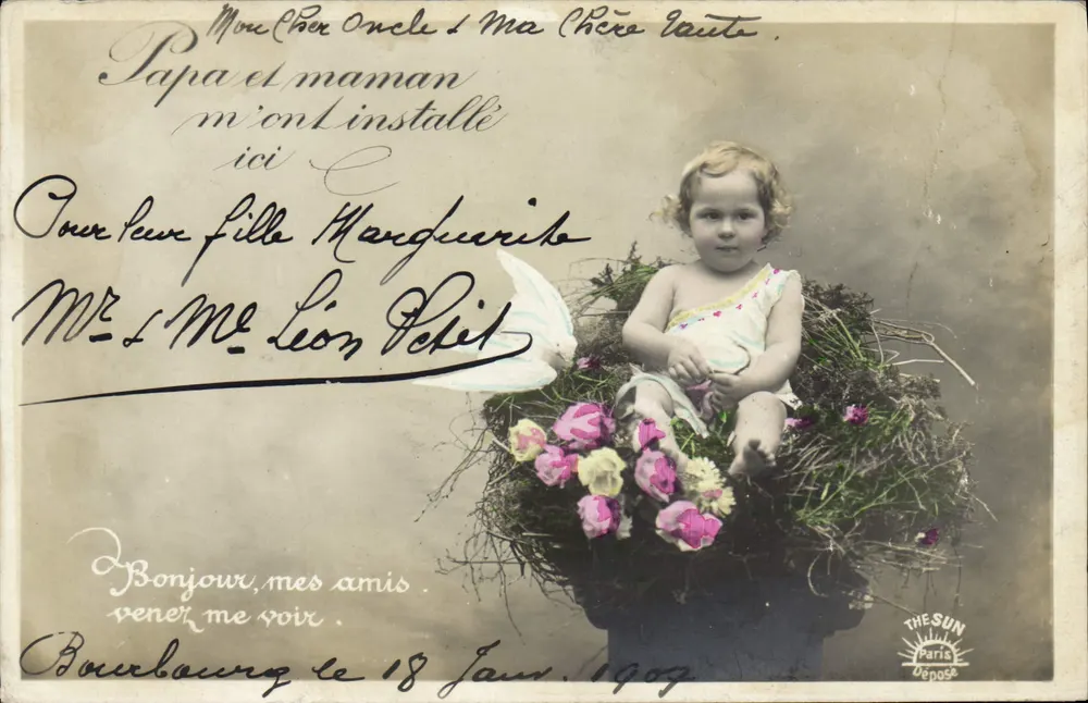 Menina pequena em um ninho de flores — THE SUN Paris Déposé — datada 18 de janeiro de 1907 - Frente