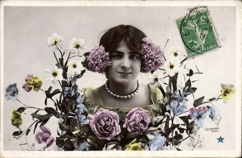 Frau umgeben von Blumen — Farbig gefärbtes Foto — Legrand Phot. - Vorderseite