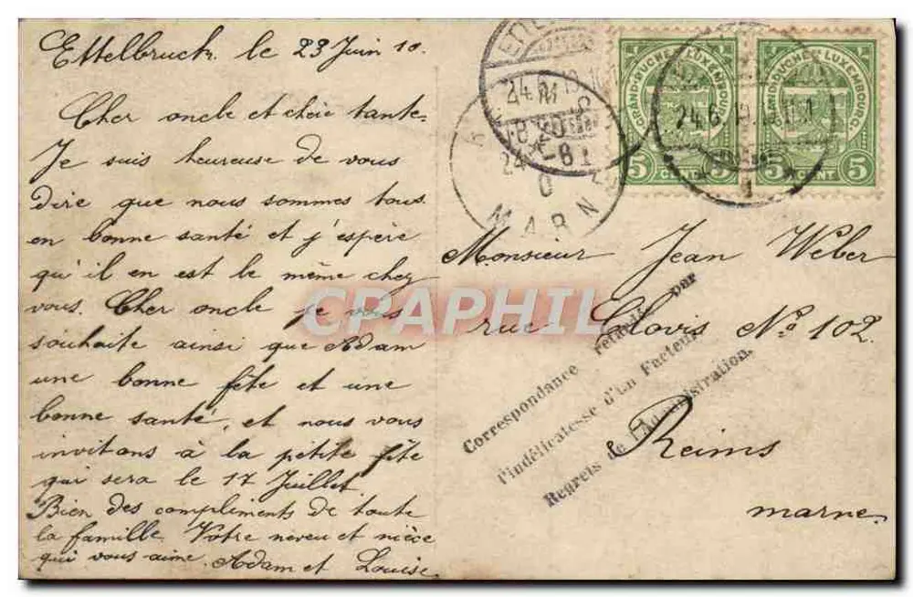 Femme en robe à jabot — devant une porte décorée d'un couronne de fleurs — éditeur 'C. L. D.' - Rückseite