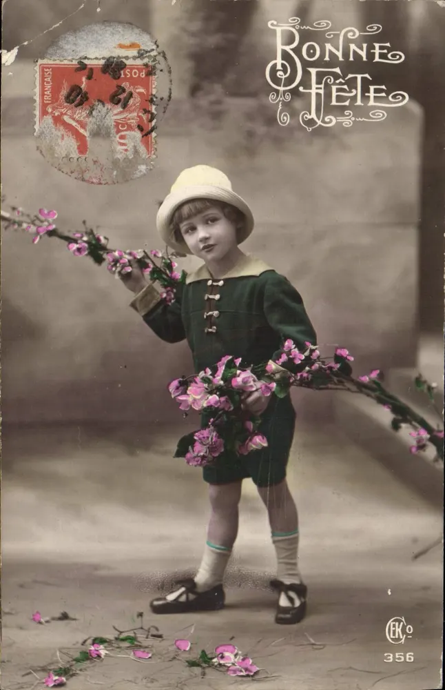 Enfant en costume de printemps — avec branche de fleurs — éditeur EKCo n°356 - Anverso