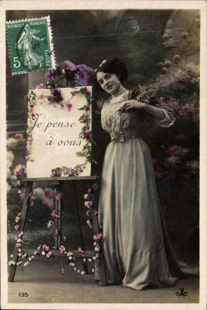 Frau in einem langen Kleid — vor einem mit Blumen dekorierten Bild — Verlag X, Nr. 135 - Vorderseite