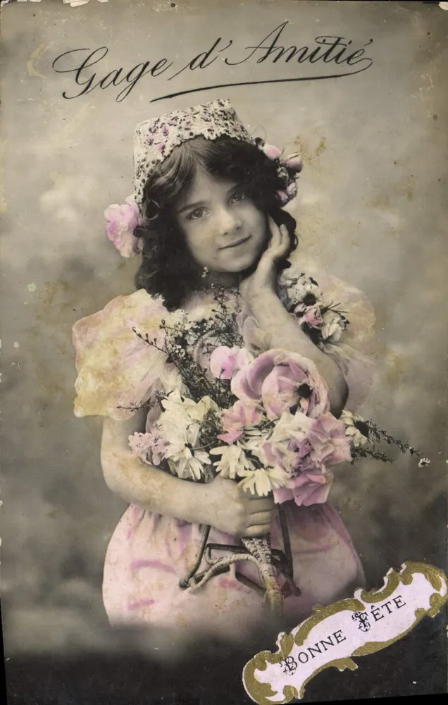 Menina em vestido rosa e coroa de flores — Gage d'Amitié — editor desconhecido, número de série não visível - Frente