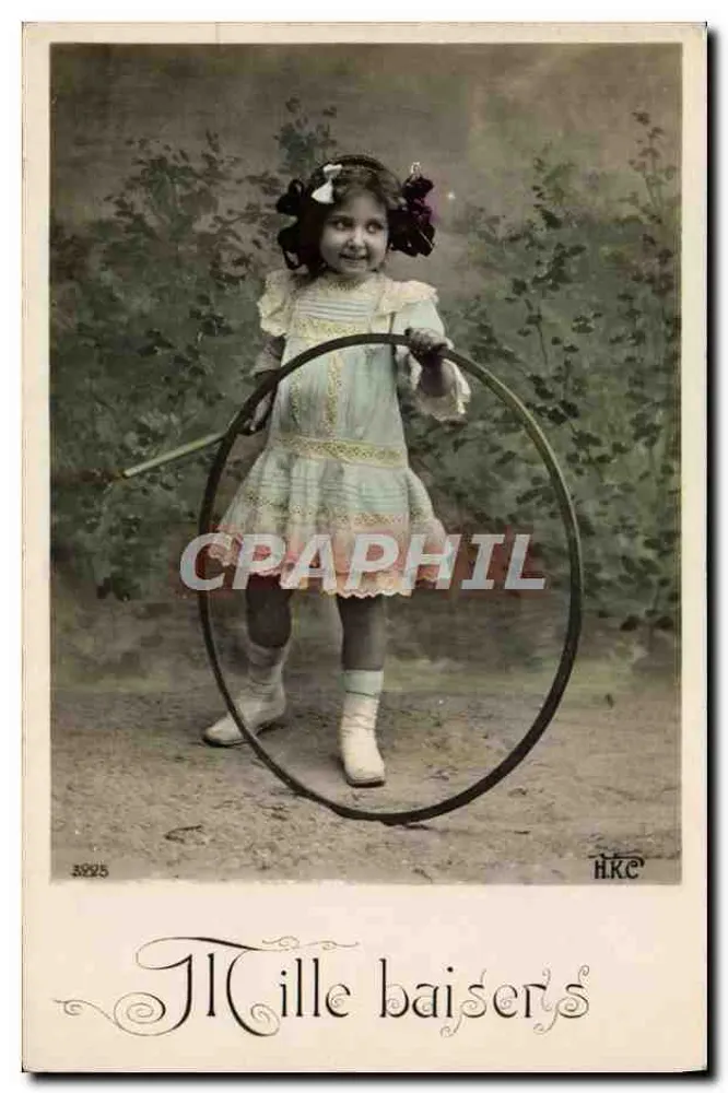 Petite fille jouant avec un cerceau — scène de studio — éditeur H.K.C. n° 3925 - Recto