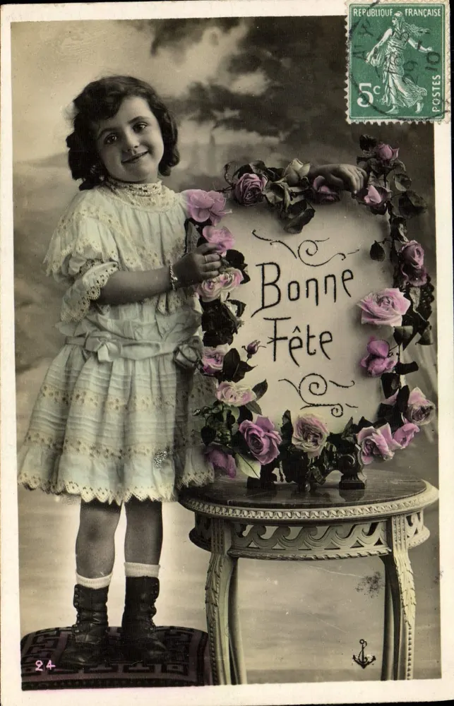 Bambina in abito di pizzo — 'Buon compleanno' decorato con rose — editore sconosciuto, n°24 - Recto