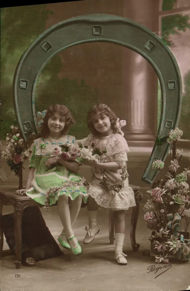 Zwei junge Mädchen — vor einem großen Hufeisen — Regina, n°191 - Vorderseite