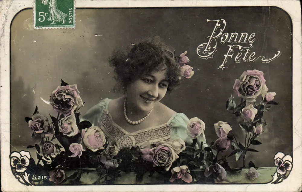 Lächelnde Frau umgeben von Rosen — Frohe Geburtstagsgrüße — S.215 - Vorderseite