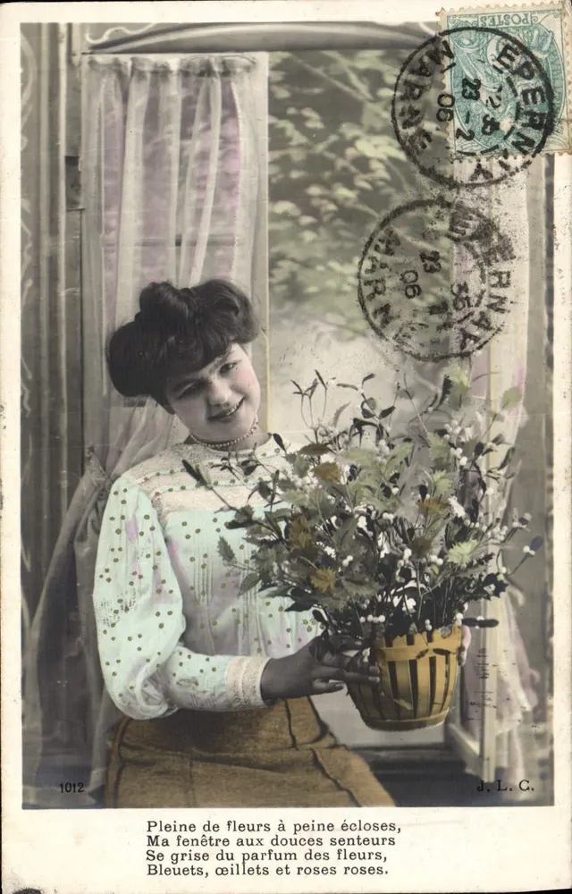 Junge Frau mit einem Blumenstrauß in der Hand — J. L. C. — Nr. 1012 - Vorderseite
